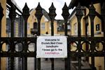 Økonomien bag Dansk Røde Kors' drift af Sandholmlejren og de øvrige asylcentre skal kulegraves, kræver Dansk Folkeparti. 