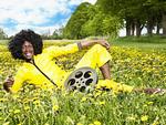 Zulu Sommerbios afrikanske maskot Epo rejser rundt i Danmark for at vise film for danskerne med sin filmfremviser-ged. 