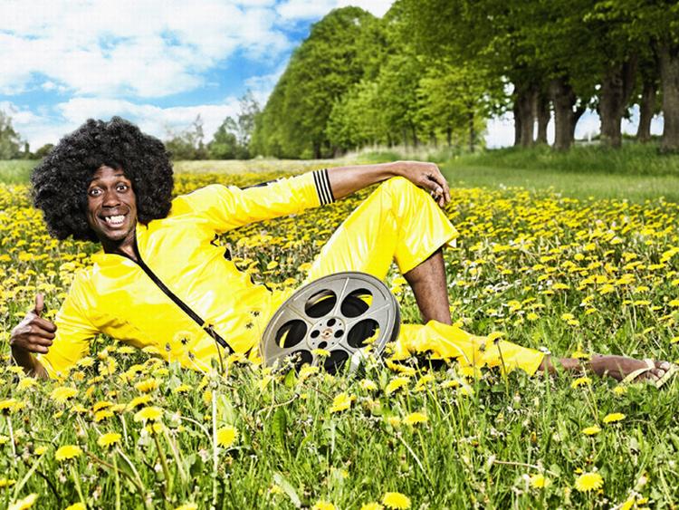 Zulu Sommerbios afrikanske maskot Epo rejser rundt i Danmark for at vise film for danskerne med sin filmfremviser-ged. 