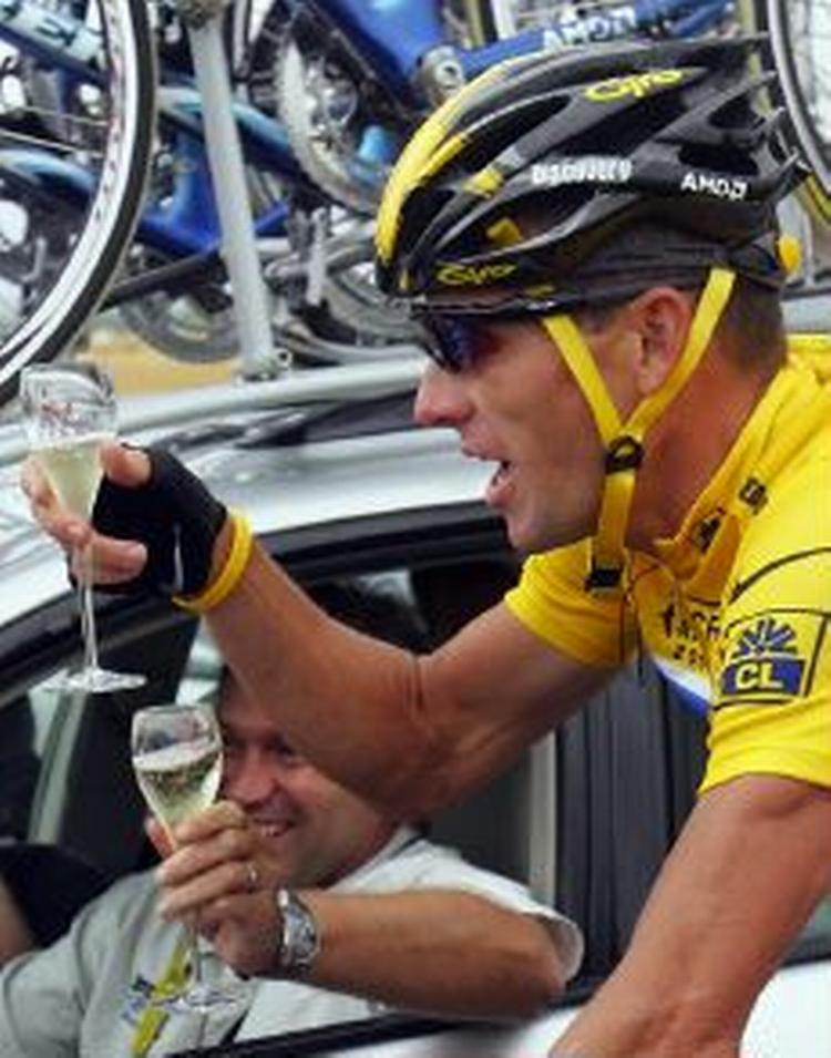 Lance Armstrong skåler med Johan Bruyneel på dagens etape. - Foto: AP 