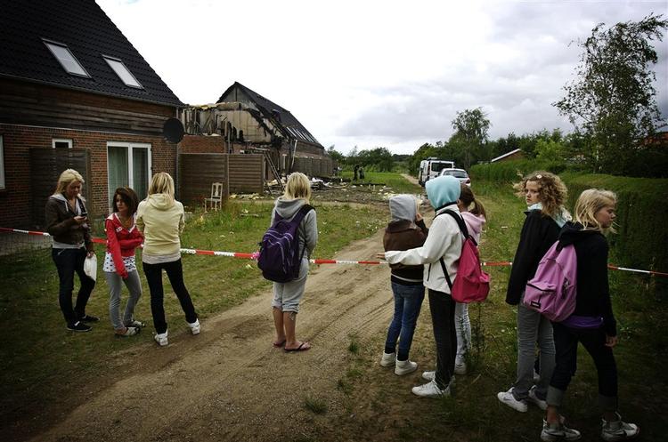 Mange skolekammerater var i dag forbi de udbrændte rækkehuse for at sige farvel til de to drenge, der i nat mistede livet, da der udbrød brand i deres rækkehus. 