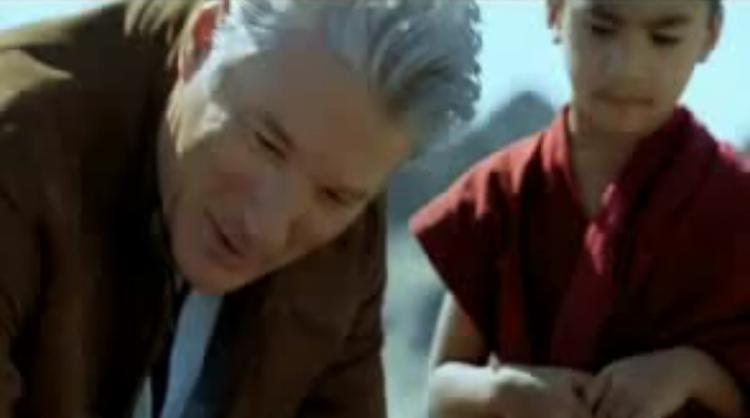 Screendump fra Fiats reklamefilm, hvor Richard Gere kører rundt i Tibet og leger med nogle buddistmunke. Nu har Fiat måttet undskylde over for Kinas regering. 