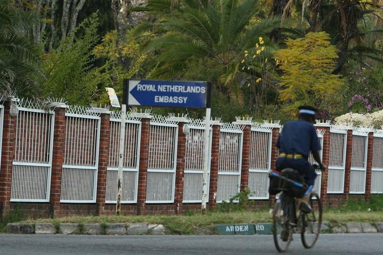 Oppositionsleder i Zimbabwe, Morgan Tsvangirai, har søgt tilflugt i den hollandske ambassade i hovedstaden Harare. 