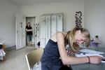 Simone Bager forbereder sig til eksamen. Hun er vildt begejstret for sin skole med basisdemokrati:»Jeg sætter mine egne spor i hverdagen«. 