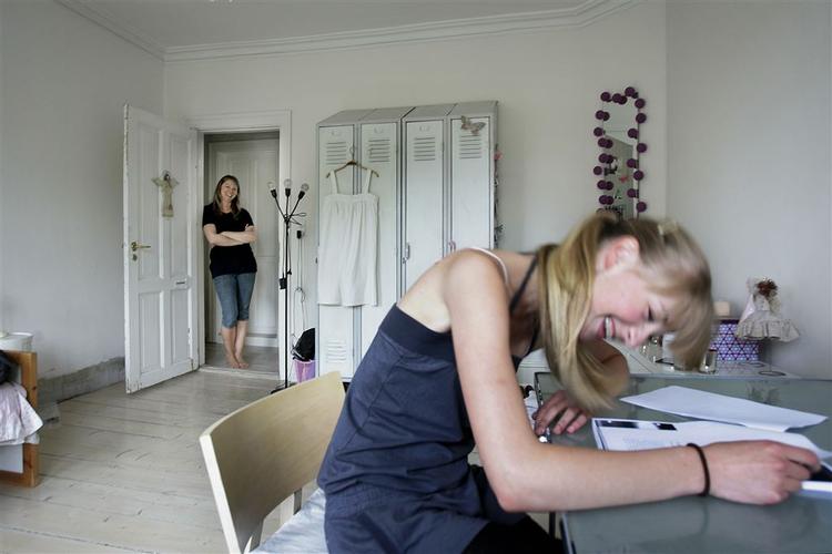 Simone Bager forbereder sig til eksamen. Hun er vildt begejstret for sin skole med basisdemokrati:»Jeg sætter mine egne spor i hverdagen«. 