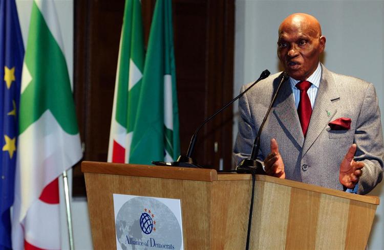 Senegals præsident Abdoulaye Wade vil have Mugabe og Tsvangirai til at dele magten i Zimbabwe. 