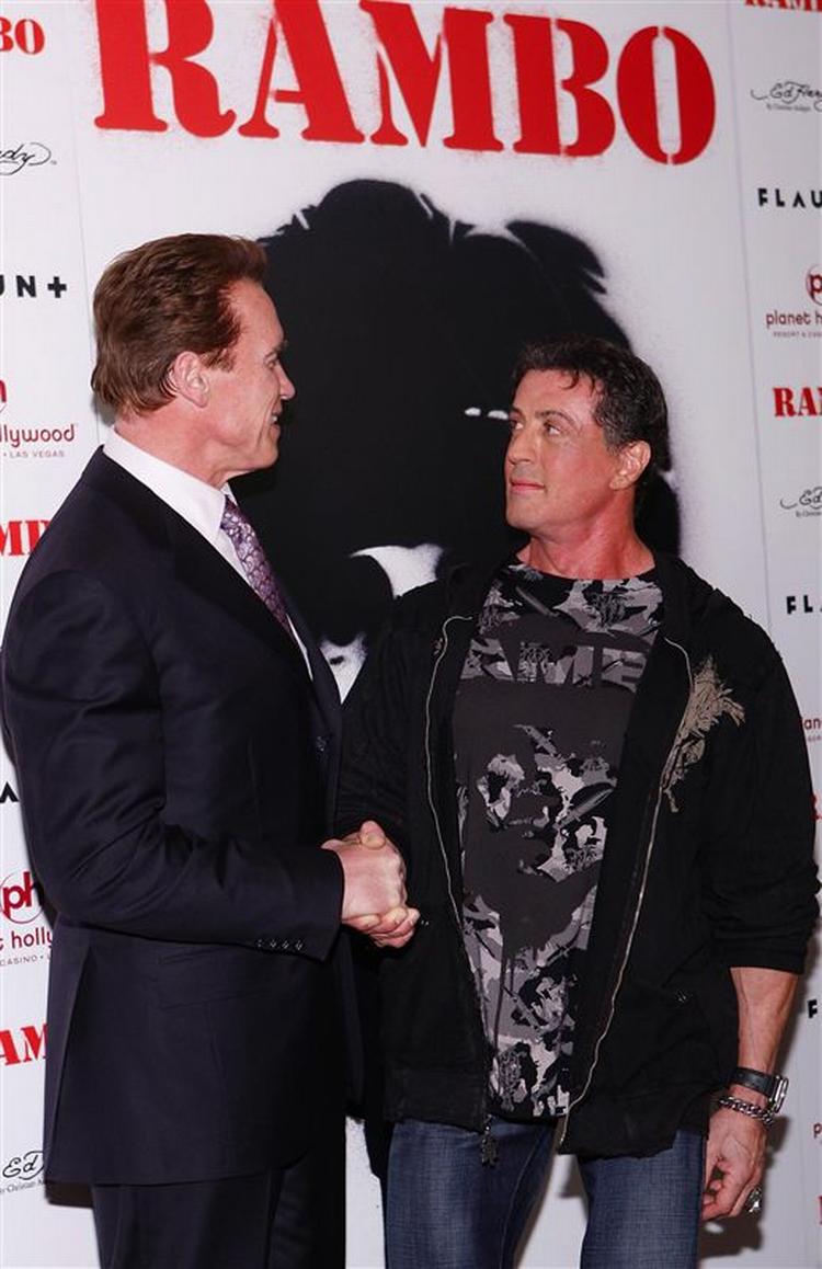 Californiens guvernør Arnold Schwarzenegger giver skuespiller Sylvester Stallone hånden ved premieren på Rambo på Planet Hollywood Hotel (som de to blandt andre også står bag). 