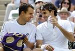 Den  forsvarende Wimbledon- mester Roger Federer  snakker med gårsdagens modstander, Dominik Hrbaty. Intet tyder på, at resultatet af den kamp var aftalt på forhånd. Den eneste aftale, de to spillere havde, var vist en  hyggeaftale. Men det er ikke alle spillere, som har rent mel i posen, ifølge en engelsk  rapport udarbejdet af to  pensionerede politifolk.  Foto: Anja Niedringhaus/AP 