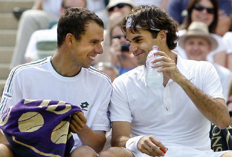 Den  forsvarende Wimbledon- mester Roger Federer  snakker med gårsdagens modstander, Dominik Hrbaty. Intet tyder på, at resultatet af den kamp var aftalt på forhånd. Den eneste aftale, de to spillere havde, var vist en  hyggeaftale. Men det er ikke alle spillere, som har rent mel i posen, ifølge en engelsk  rapport udarbejdet af to  pensionerede politifolk.  Foto: Anja Niedringhaus/AP 