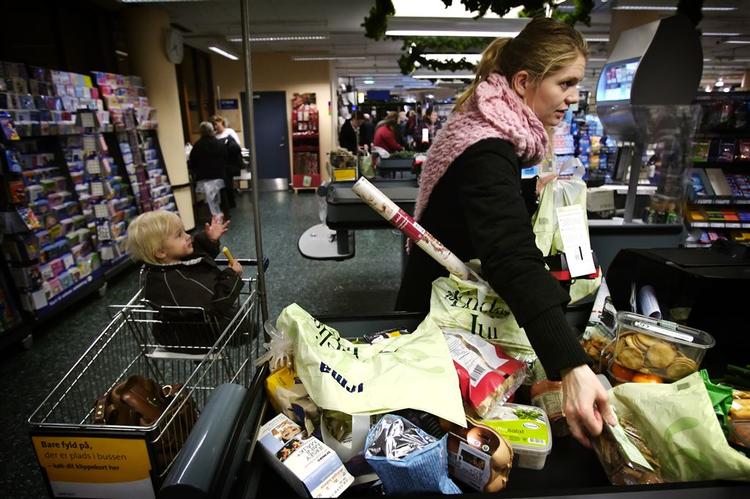 Det går fortsat godt i Danmark, og husholdningerne bruger fortsat penge til forbrug, men forbrugerne er blevet mere bekymret. (Arkivfoto) 