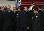 Der var panik i den israelske lufthavn Ben-Gurion tidligere i dag, da en soldat mistede livet under en afskedsceremoni. Ehud Olmert (5. fra venstre), Shimon Peres, Nicolas Sarkozy og hans kone, Carla Bruni-Sarkozy (i toppen til højre), blev pakket ind i sikkerhedsfolk efter episoden. Det er endnu uvist, om der var tale om et uheld eller et selvmord. 