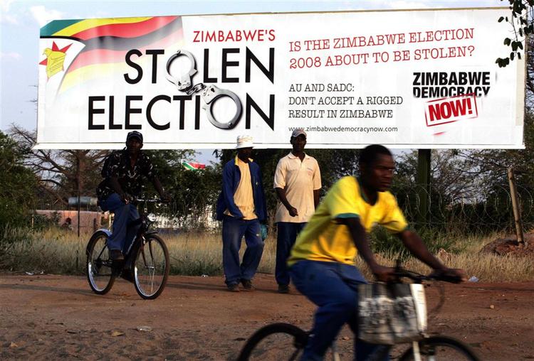 Reklameskilt i Sydafrika skal få landets regering til at øge presset mod Mugabestyret i Zimbabwe. 