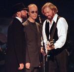 I et interview med BBC lufter Robin Gibb, at en genforening af Bee Gees ikke længere er en umulig tanke. Maurice Gibb (tv) døde i 2003, og dengang lød det fra de to resterende brødre, at det nu var helt slut med Bee gees. 