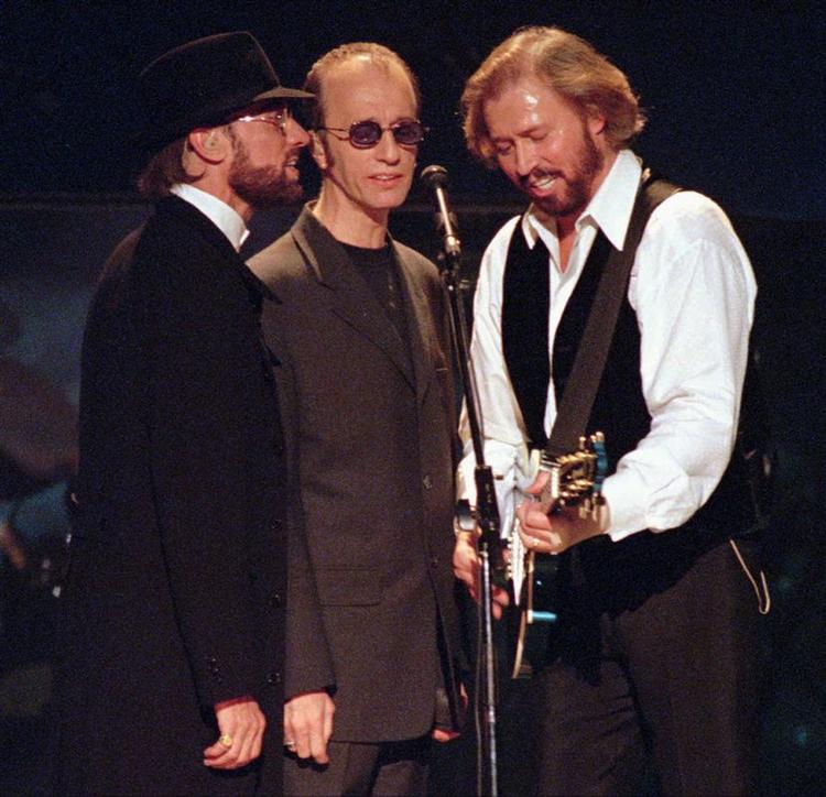 I et interview med BBC lufter Robin Gibb, at en genforening af Bee Gees ikke længere er en umulig tanke. Maurice Gibb (tv) døde i 2003, og dengang lød det fra de to resterende brødre, at det nu var helt slut med Bee gees. 