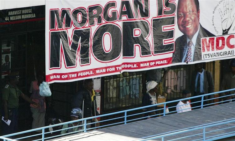 Politi fører 23. juni tilhængere af oppositionspartiet MDC væk fra partiets hovedkvarter i Harare. Morgan Tsvangirai ønsker nu, at resten af verden sætter handling bag de fordømmende ord om Mugabe-styret. 