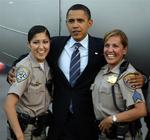 Barack Obama poserer for fotograferne med betjente fra California Highway Patrol i Los Angeles lufthavn. 