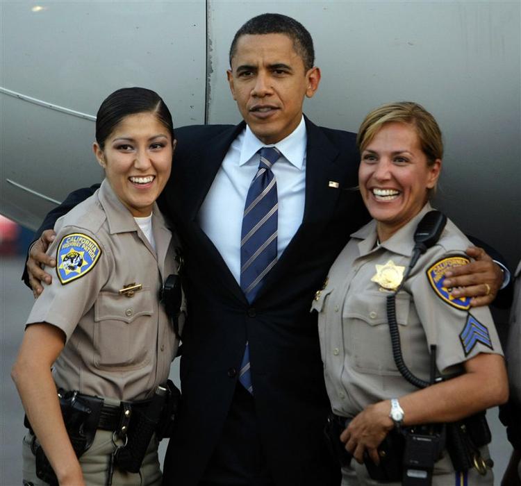Barack Obama poserer for fotograferne med betjente fra California Highway Patrol i Los Angeles lufthavn. 