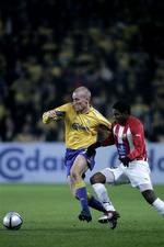 Patrice Bernier spillede for norske Tromsø, da holdet i 2004 mødte Brøndby i Royal League-turneringen. Her ses han i kamp med Thomas Kahlenberg, der spillede for Brøndby. 