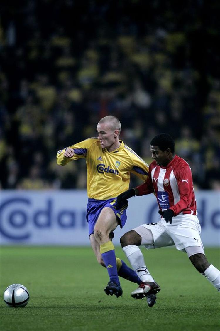 Patrice Bernier spillede for norske Tromsø, da holdet i 2004 mødte Brøndby i Royal League-turneringen. Her ses han i kamp med Thomas Kahlenberg, der spillede for Brøndby. 