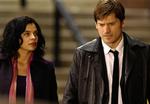 Foto fra Fox af New York-betjenten John Amsterdam (Nikolaj Coster-Waldau). Til venstre er Zuleikha Robinson. 