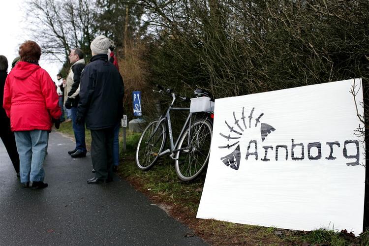 Striden mellem de lokale og den sekteriske gruppe Evangelist er ikke ny. I fjor forlangte Evangelist blandt andet, at et bordel i Arnborg blev lukket, og de sang i dagevis salmer foran huset. Det mente de lokale ikke, at gruppen skulle blande sig i. Billedet her stammer fra den konfrontation. 
