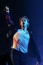 Ikke siden Rod Stewart er det sket, at et britisk band ligger nummer et på begge sider af Atlanten og på både album- og singlehitlisten. Her ses forsanger Chris Martin til en gratiskoncert i Madison Square Garden i New York i mandags. 