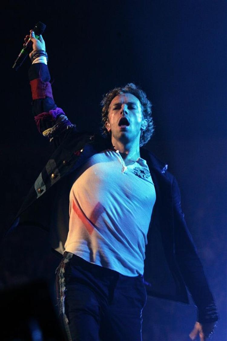Ikke siden Rod Stewart er det sket, at et britisk band ligger nummer et på begge sider af Atlanten og på både album- og singlehitlisten. Her ses forsanger Chris Martin til en gratiskoncert i Madison Square Garden i New York i mandags. 