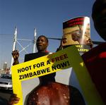 Zimbabwianere og sydafrikanere demonstrerede i går i Sydafrikas hovedstad Johannesburg mod Robert Mugabes voldelige styre i nabolandet Zimbabwe. 