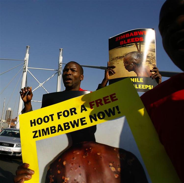 Zimbabwianere og sydafrikanere demonstrerede i går i Sydafrikas hovedstad Johannesburg mod Robert Mugabes voldelige styre i nabolandet Zimbabwe. 