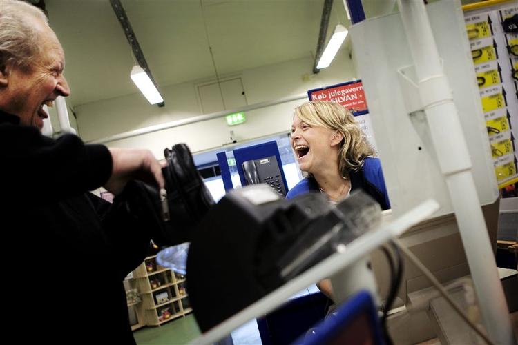 Helt så muntert som her i Silvan behøver forholdet mellem ansatte og kunder ikke være, men undersøgelserr har vist, at der er plads til forbedringer. (Arkivfoto) 
