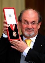 Den britiske forfatter Salman Rushdie havde i går valgt det gule slips til ceremonien med dronning Elizabeth II. 
