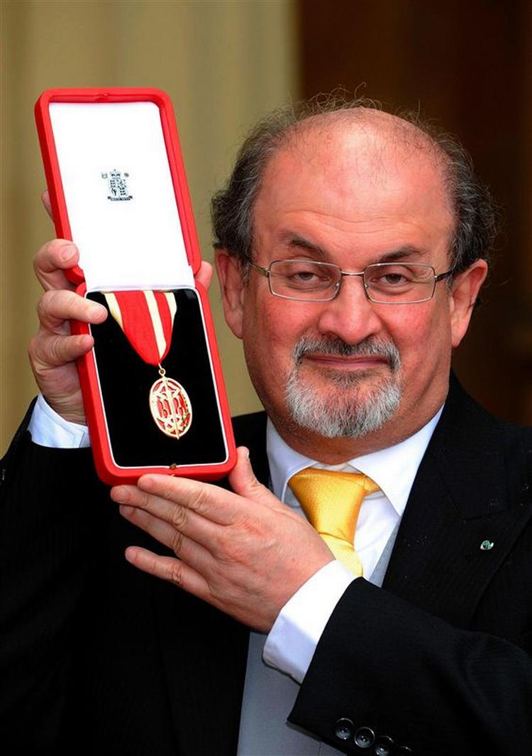Den britiske forfatter Salman Rushdie havde i går valgt det gule slips til ceremonien med dronning Elizabeth II. 