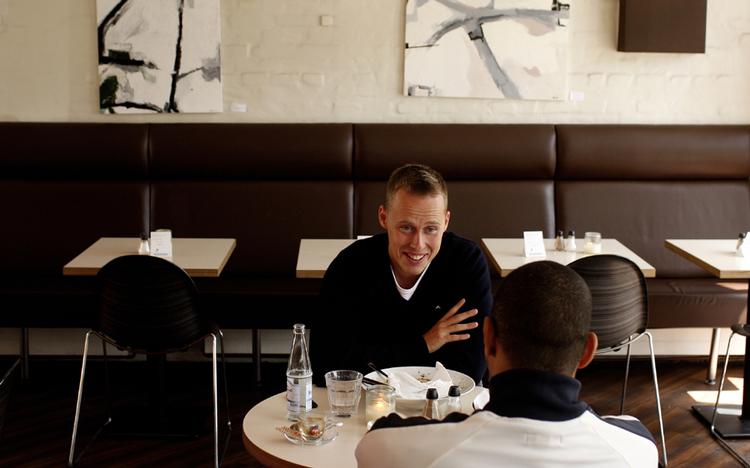 Menukort og klientel spænder stort og alsidigt på Café Ciré. Caféen, der har gennemgået en større istandsættelse, rummer også spiseplads i både gård og på fortov. 
