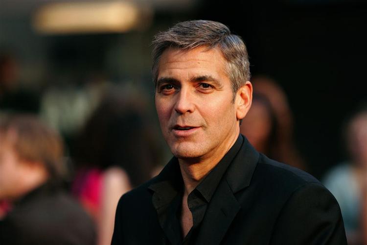 George Clooney ankommer til premieren på sin seneste film 'Leatherheads' i London. 