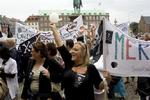 Personale i ældreplejen i store dele af landet nedlagde i sommer arbejdet i protest mod dårlige løn- og arbejdsforhold. Der var tale om en overenskomststridig strejke, hvor forbundene – officielt i hvert fald – ikke giver strejkeunderstøttelse. Bliver der strejke til maj er den derimod overenskomstmæssig, og medlemmer af en fagforening er berettiget til understøttelsen (arkivfoto). 