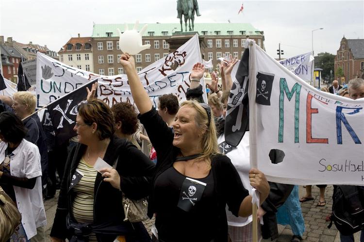 Personale i ældreplejen i store dele af landet nedlagde i sommer arbejdet i protest mod dårlige løn- og arbejdsforhold. Der var tale om en overenskomststridig strejke, hvor forbundene – officielt i hvert fald – ikke giver strejkeunderstøttelse. Bliver der strejke til maj er den derimod overenskomstmæssig, og medlemmer af en fagforening er berettiget til understøttelsen (arkivfoto). 