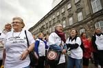 Strejkende foran Christiansborg for et par uger siden. Nu er overenskomsterne på plads, og fagforeningsbosserne er begyndt at skændes om, hvem der handlede korrekt og forkert under strejken. 