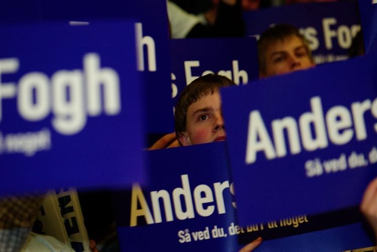 Begejstrede VU'ere gør klar til duellen mellem Fogh og Lykketoft ved valgkampen i 2005. Siden er begestringen i Venstres vælgerskare faldet, i hvert fald når man måler på medlemstal. 