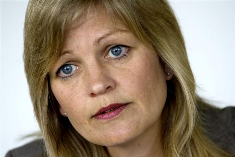 En samlet oppposition vil have Eva Kjer Hansen til at forbyde azofarvestofferne. Men fødevareministeren vil ikke. 