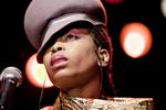 Erykah Badu kastede sig ud i et bølgende menneskehav ved onsdagens koncert. 