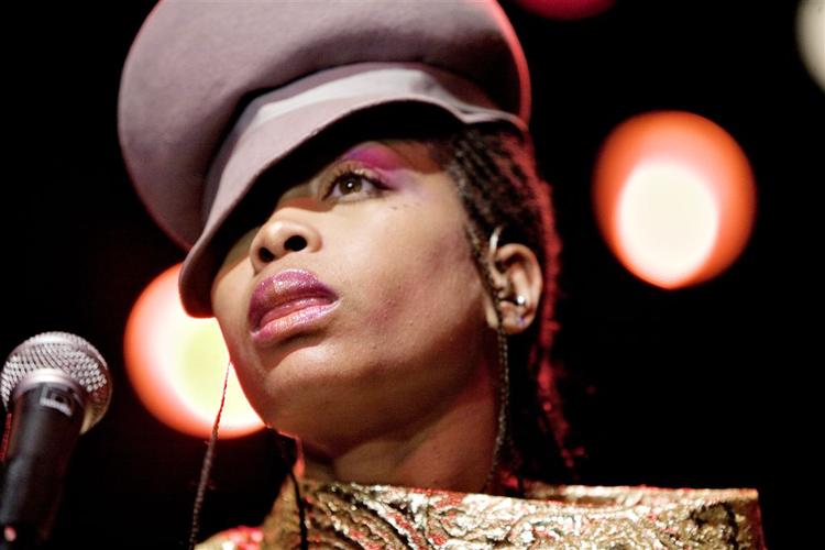 Erykah Badu kastede sig ud i et bølgende menneskehav ved onsdagens koncert. 