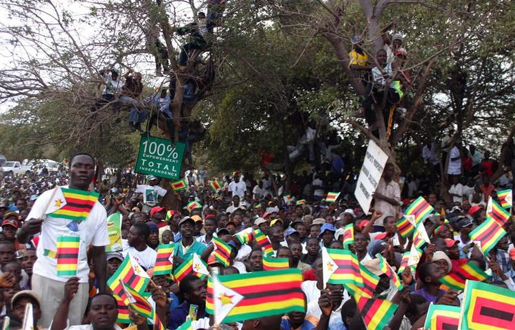 Mugabe har tænkt sig at gennemføre valget, selv om kun han selv tør stille op. Her er det fra et valgmøde i går. 