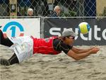 Bo Søderberg i en redningsaktion under vejs mod sejren over tyskerne David Kemperer/Eric Koreng. Foto: fivb.org 