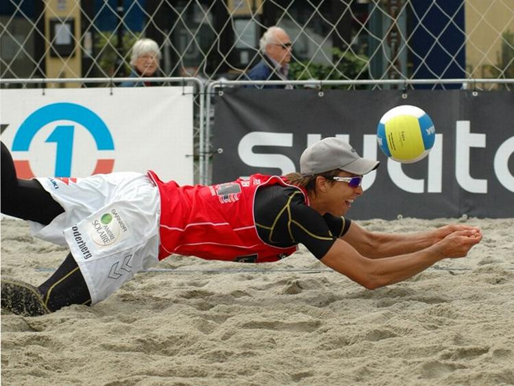Bo Søderberg i en redningsaktion under vejs mod sejren over tyskerne David Kemperer/Eric Koreng. Foto: fivb.org 