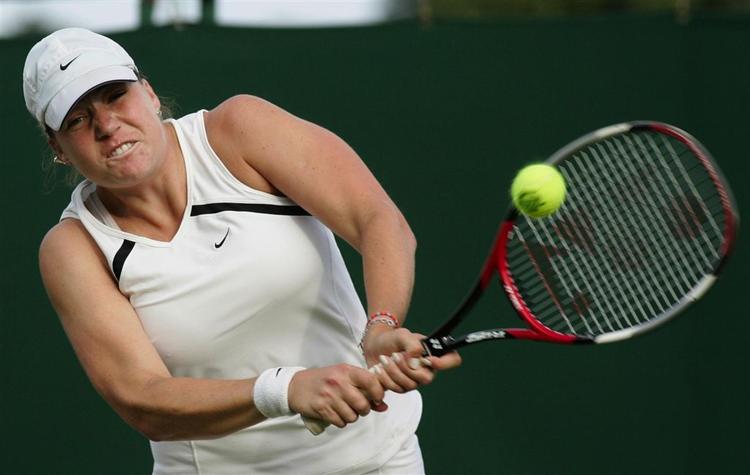 Alisa Kleybanova stod for en mindre overraskelse, da verdens nummer 42 besejrede den 10.-seedede Daniela Hantuchova fra Slovakiet. 