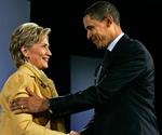 Værs'go', 4.600 dollar. Det er, hvad Barack Obama og hans hustru Michelle har sendt til den slagne Hillary Clinton. Billedet er et arkivbillede fra en af deres dueller under primærvalgene. 