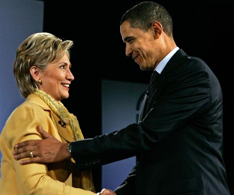 Værs'go', 4.600 dollar. Det er, hvad Barack Obama og hans hustru Michelle har sendt til den slagne Hillary Clinton. Billedet er et arkivbillede fra en af deres dueller under primærvalgene. 