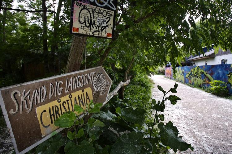 Hastværk er lastværk, forkynder dette skilt, der blev fotograferet på Christiania i går, hvor et fællesmøde besluttede, hvad de skal mene om en normaliseringsaftale. 