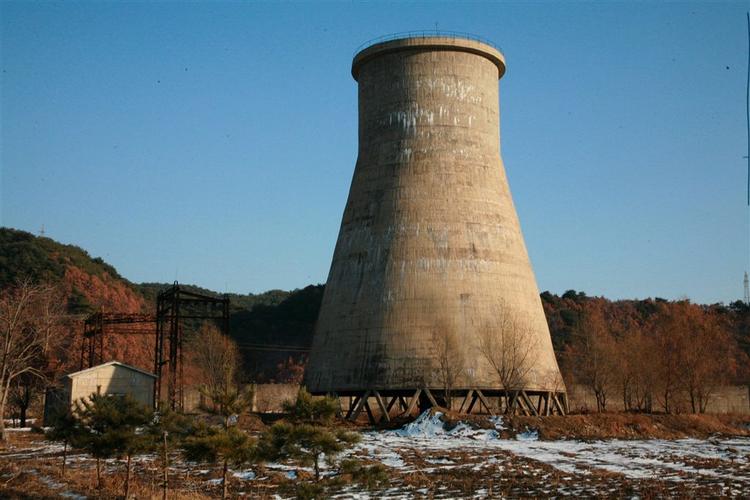 Køletårnet på anlægget i Yongbyon er blevet symbolet på Nordkoreas atomare ambitioner. Nu er det ifølge sydkoreanske medier blevet ødelagt. 