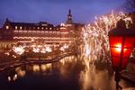 Tivolislottet set fra parken med juleudsmykning (arkivfoto). 
